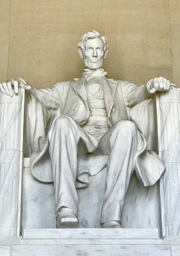 Front snapshot of the Lincoln Memorial in Washington D.C.