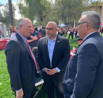 President Robbins speaks to two Arizona legislators at Cats at the Capitol